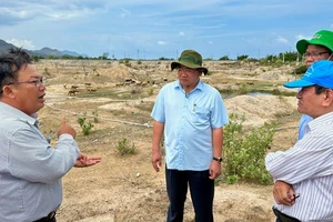 Đại diện lãnh đạo huyện Ninh Hải báo cáo tình hình khô hạn tại địa phương đang tác động tiêu cực đến sản xuất, chăn nuôi và sinh hoạt của người dân nơi đây.