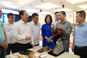 Bộ trưởng Huỳnh Thành Đạt tham quan gian hàng các đơn vị ứng dụng khoa học và công nghệ vào sản xuất.