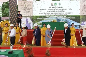 Lãnh đạo tỉnh Bình Phước và các đơn vị thực hiện nghi thức động thổ xây dựng nhà máy chế biến hạt điều lớn nhất Việt Nam.