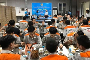  Chương trình "Bữa cơm Công đoàn" tại Công ty cổ phần đầu tư công nghệ Ngôi Sao châu Á (huyện Đan Phượng, thành phố Hà Nội). 