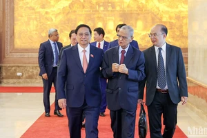 Thủ tướng Phạm Minh Chính và ông Narayana Murthy - đồng sáng lập hãng phần mềm Infosys (Ấn Độ). (Ảnh: TRẦN HẢI)