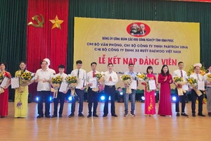 Các đồng chí lãnh đạo Tỉnh ủy trao quyết định kết nạp Đảng cho đảng viên mới.