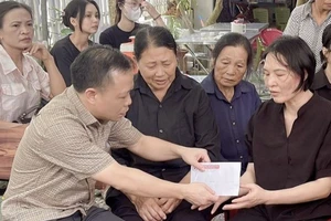 Lãnh đạo huyện Vũ Thư thăm hỏi, hỗ trợ vật chất gia đình có người tử nạn khi đang lao động.
