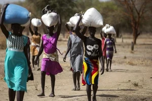 Người dân nhận thực phẩm cứu trợ tại Ngop (Nam Sudan). (Ảnh: AFP/TTXVN)