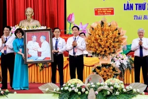 Chủ tịch Ủy ban Trung ương Mặt trận Tổ quốc Việt Nam Đỗ Văn Chiến tặng hoa và bức chân dung "Bác Hồ và Bác Tôn" cho tập thể lãnh đạo Ủy ban Mặt trận Tổ quốc Việt Nam tỉnh Thái Bình.