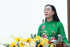 Đồng chí Bùi Thị Quỳnh Vân, Ủy viên Trung ương Đảng, Bí thư Tỉnh ủy, Chủ tịch Hội đồng nhân dân tỉnh Quảng Ngãi phát biểu tại Kỳ họp. 