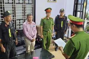 Đại diện PC03 Thừa Thiên Huế đọc lệnh bắt tạm giam Hoàng Văn Đức tại nhà riêng.
