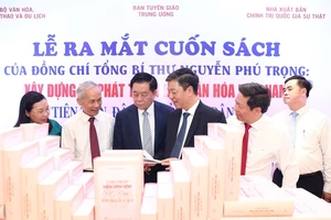 Quang cảnh gian trưng bày sách của Tổng Bí thư "Xây dựng và phát triển nền văn hóa Việt Nam tiên tiến, đậm đà bản sắc dân tộc".