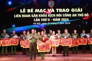Giám đốc Công an thành phố Hà Nội, Trung tướng Nguyễn Hải Trung trao Giải Đặc biệt cho vở kịch "Đằng sau những chiến công". 