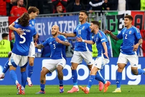 Niềm vui của các cầu thủ Italia sau trận ra quân thắng Albania 2-1. 