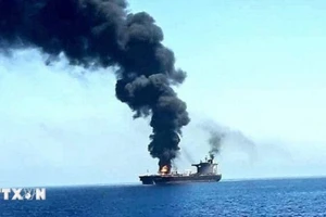 Con tàu bị lực lượng Houthi tấn công ngoài khơi Aden, Yemen. (Ảnh: IRNA/TTXVN)