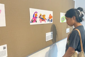 Triển lãm “Chèo méo” trưng bày tác phẩm của nghệ sĩ tự kỷ. 