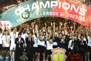 [Ảnh] Nam Định lên ngôi V-League sau 39 năm chờ đợi