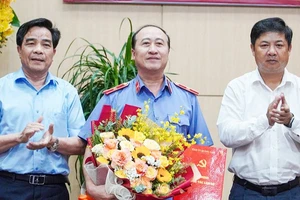 Lãnh đạo tỉnh Quảng Nam tặng hoa chúc mừng đồng chí Trần Hoài Nam (Ảnh: H.Q)