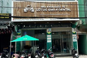 Nha khoa quốc tế Lotus Smile Dental (104 Hoàng Hoa Thám, quận Thanh Khê) vi phạm cung cấp dịch vụ khám bệnh, chữa bệnh vượt quá phạm vi chuyên môn được ghi trong giấy phép hoạt động khám bệnh chữa bệnh. (Ảnh: ANH ĐÀO)