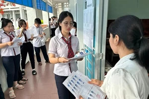 Thí sinh làm thủ tục làm phòng thi tại điểm thi Trường THPT Tam Hiệp, thành phố Biên Hòa, Đồng Nai.