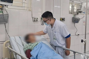Bệnh nhân ngộ độc nấm điều trị tại Khoa Cấp cứu và Hồi sức tích cực, Bệnh viện đa khoa tỉnh Lào Cai. (Ảnh: PHƯƠNG THẢO)
