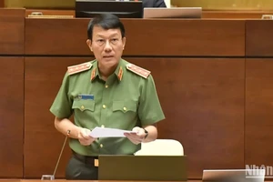Bộ trưởng Công an Lương Tam Quang giải trình, làm rõ một số vấn đề đại biểu Quốc hội nêu tại phiên thảo luận về dự án Luật Phòng, chống mua bán người (sửa đổi), ngày 24/6/2204. (Ảnh: ĐĂNG KHOA)