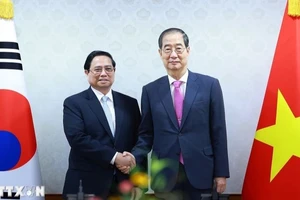 Thủ tướng Phạm Minh Chính hội đàm với Thủ tướng Hàn Quốc Han Duck Soo. (Ảnh: TTXVN)