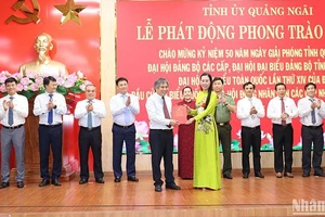 Bí thư Tỉnh ủy Quảng Ngãi Bùi Thị Quỳnh Vân trao sổ vàng ký kết thi đua cho Trưởng Ban Tổ chức Tỉnh ủy Quảng Ngãi Lữ Ngọc Bình.