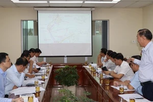 Đại diện chủ đầu tư Dự án Xa lộ nước Long Thành trình bày hướng tuyến.