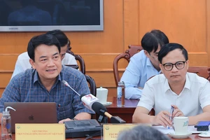 Viện trưởng Viện Năng lượng nguyên tử Việt Nam Trần Chí Thành (bên trái) trong cuộc họp báo.