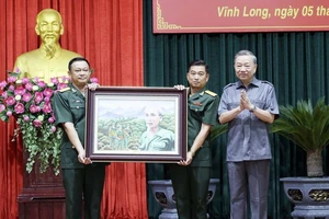 Chủ tịch nước Tô Lâm tặng bức tranh Bác Hồ cho Lữ đoàn Công binh 25. (Ảnh: TTXVN)