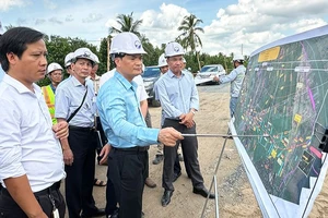 Đoàn công tác Cục đường cao tốc Việt Nam kiểm tra thực tế dự án trên địa bàn tỉnh Sóc Trăng. 