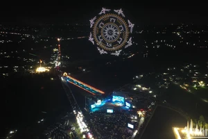 [Ảnh] Mãn nhãn màn trình diễn drone light trên bầu trời sông Bến Hải
