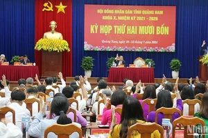 Các đại biểu Hội đồng nhân dân tỉnh Quảng Nam biểu quyết thông qua nhiều nội dung, nghị quyết quan trọng.