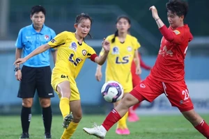Phong Phú Hà Nam (áo đỏ) thi đấu vượt trội trước Sơn La. (Ảnh: VFF)
