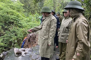 Lãnh đạo tỉnh Quảng Ninh trực tiếp chỉ đạo công tác khắc phục hậu quả của bão số 2 trên địa bàn thành phố Hạ Long.