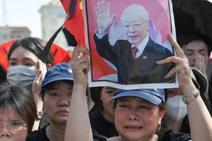 Người dân đứng hai bên đường tiễn biệt Tổng Bí thư Nguyễn Phú Trọng về nơi an nghỉ cuối cùng.