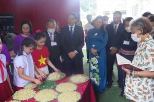 Công chúa Thái Lan Maha Chakri Sirindhorn cùng Đoàn đại biểu tham quan, trải nghiệm một số hoạt động tại Trường tiểu học Nam Cường. (Ảnh: TTXVN)