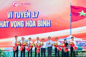 Ban tổ chức chương trình tặng hoa cho đại diện các nhà tài trợ, nhà hảo tâm. (ẢNH: THÀNH ĐẠT)