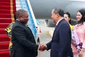 Chủ nhiệm Văn phòng Chủ tịch nước Lê Khánh Hải đón Tổng thống Mozambique Filipe Jacinto Nyusi và Phu nhân tại sân bay quốc tế Nội Bài, chiều 8/9/2024. (Ảnh: TTXVN)