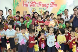 Bí thư Thành ủy Hà Nội Bùi Thị Minh Hoài tặng quà cho trẻ em có hoàn cảnh khó khăn tại Trung tâm Bảo trợ xã hội 3 Hà Nội.