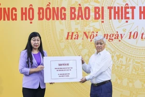 Chủ tịch Ủy ban Trung ương Mặt trận Tổ quốc Việt Nam Đỗ Văn Chiến tiếp nhận ủng hộ từ các cơ quan, đơn vị, địa phương hỗ trợ đồng bào bị thiệt hại do bão, lũ.