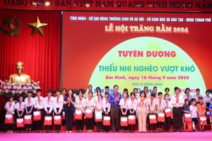 Tại chương trình Lễ hội Trăng rằm 2024 với chủ đề "Lồng đèn thắp sáng ước mơ", đã có nhiều phần quà ý nghĩa được trao tặng các học sinh khó khăn và bị ảnh hưởng bão lũ.