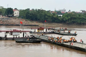 Cầu phao đang được cán bộ, chiến sĩ Lữ đoàn Công binh 249 lắp đặt.