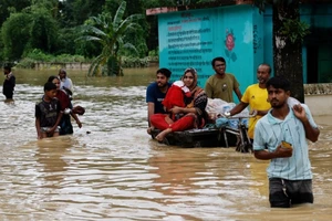 Một đợt lũ lụt nghiêm trọng vừa xuất hiện tại Bangladesh đã khiến ít nhất 5 người tử vong, hàng nghìn người phải di tản khẩn cấp. (Ảnh: Reuters)