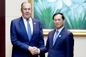 Phó Thủ tướng, Bộ trưởng Ngoại giao Bùi Thanh Sơn và Bộ trưởng Ngoại giao Nga Sergei Lavrov. (Ảnh: Quang Hòa).