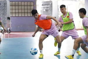 Các thành viên đội tuyển futsal Việt Nam tập luyện hăng hái. (Ảnh: VFF)