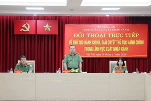 Thiếu tướng Phạm Đăng Khoa, Cục trưởng Cục Quản lý xuất nhập cảnh chủ trì đối thoại.