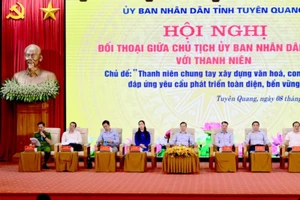 Các đại biểu chủ trì buổi đối thoại.