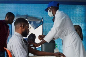 Một viên chức y tế Nigeria đang tiêm vaccine đậu mùa khỉ tại Trung tâm Y tế Liên bang ở Abuja, Nigeria. (Ảnh: Reuters)