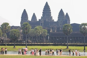 Khách du lịch tham quan Angkor Wat ở tỉnh Siem Reap, Campuchia. (Ảnh: Tân Hoa xã)