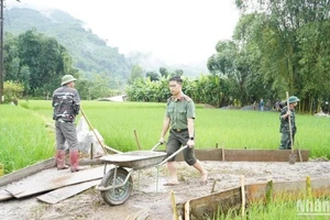 Cán bộ, chiến sĩ Công an tỉnh Bắc Kạn góp sức xây dựng công trình nông thôn mới cho xã Giáo Hiệu, huyện Pác Nặm. (Ảnh: THÙY DƯƠNG)