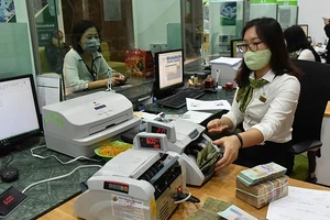 Khách hàng giao dịch tại chi nhánh Vietcombank. (Ảnh: LÂM THANH)