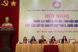 Các đại biểu Quốc hội tỉnh Bắc Ninh tại buổi tiếp xúc cử tri.